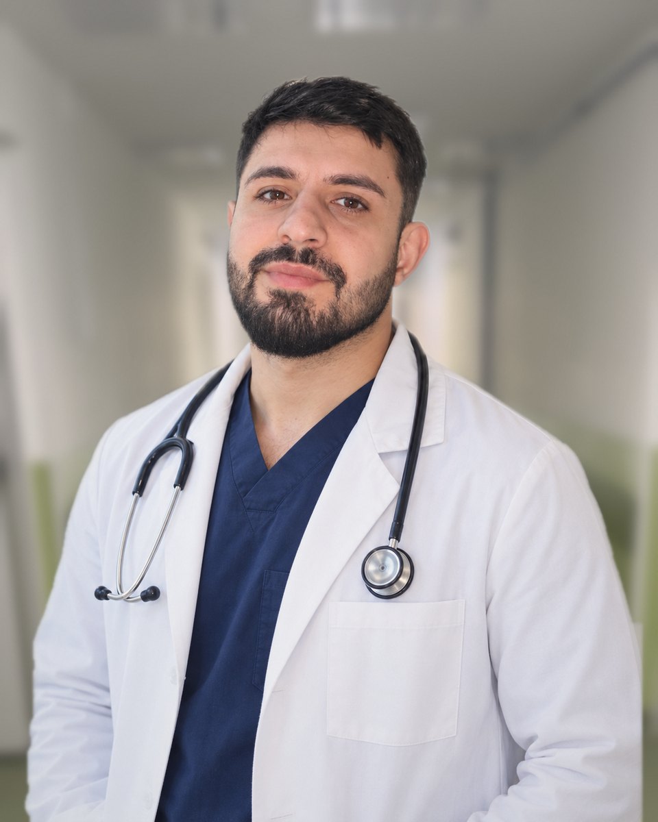 Dr. Mădălin Braitoru, în halat, pe holul secției de diabet